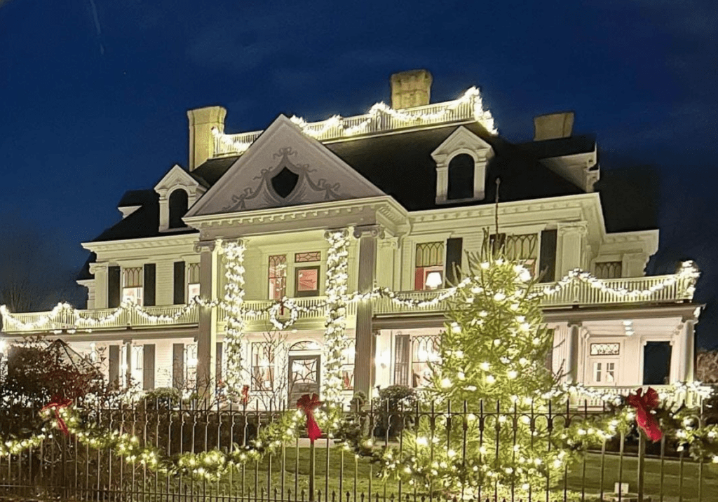 Lounsbury House holiday lights